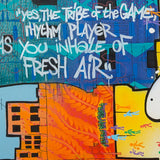 La rue en fête et l'homme oublié